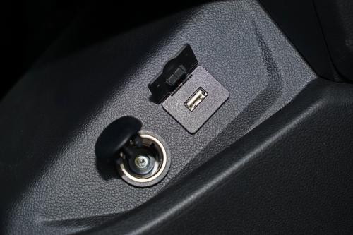 潮跑版4WD前排USB及点烟器插口