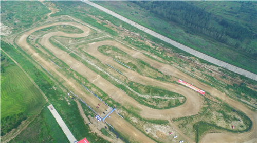 越野赛赛道风格打造,赛道宽24m,最高可支持8车齐发,充分展示美式赛车